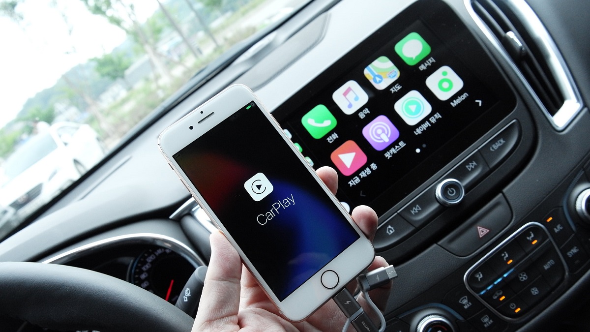 Google Android Auto Apple CarPlay Features Functions Reliability 3D Navigation Comparison